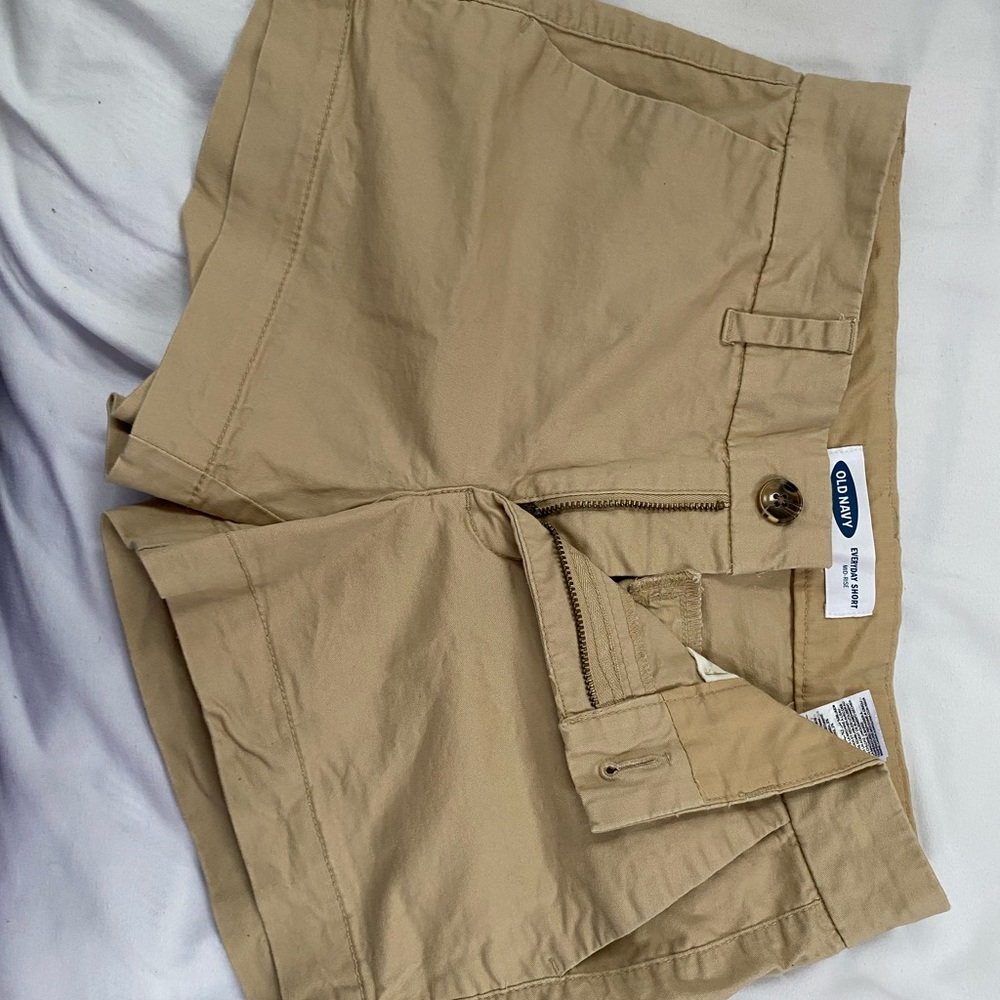 Mid-Rise khaki shorts
